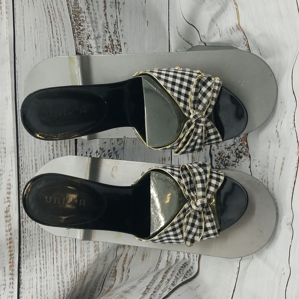 🎉HP🎉Unisa Black and White Gold Studded heels with bow